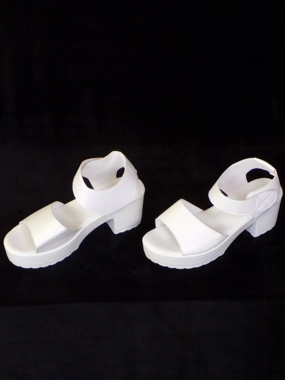 XIN HAO size 9.5 (?) white mid-heel 2-strap platform sandals all synth. mat.